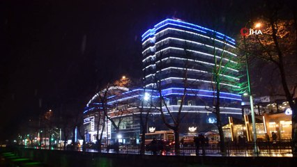 Yılın ilk karı yağdı, vatandaşlar cep telefonlarına sarıldı