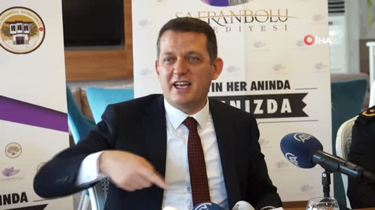 Bakan Kurum, Yerli ve Yabancı Turistlere Bez Çanta Hediye Etti