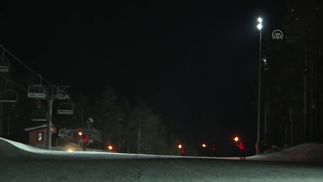 Jak Timlerinden Sarıkamış Şehitleri İçin Meşaleli Kayak Gösterisi