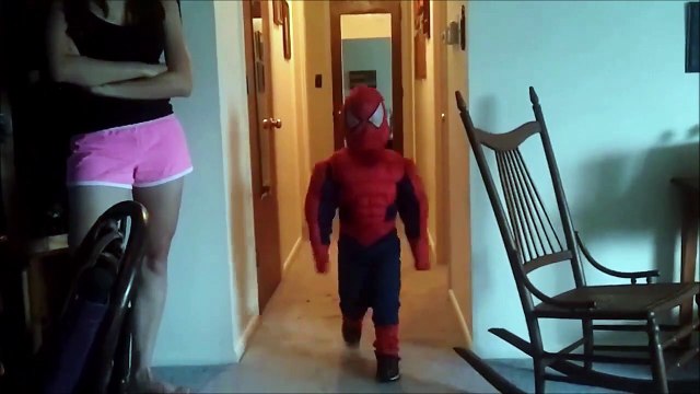 Déguisé en Spiderman ce gamin éternue dans son costume... toile d'araignée sur le nez