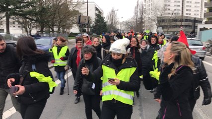Les femmes en tête de cortège