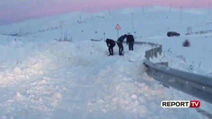 Shishtavec, denoncimi: Kryetari i Bashkisë Kukës erdhi për show, fshatarët po pastrojnë rrugën