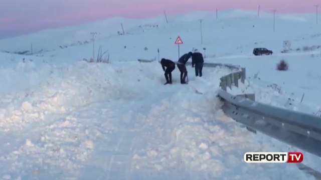 Shishtavec, denoncimi: Kryetari i Bashkisë Kukës erdhi për show, fshatarët po pastrojnë rrugën