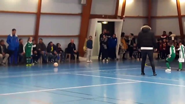 Tournoi en sale de Rochefort : Quand Erine dribble les garçons...