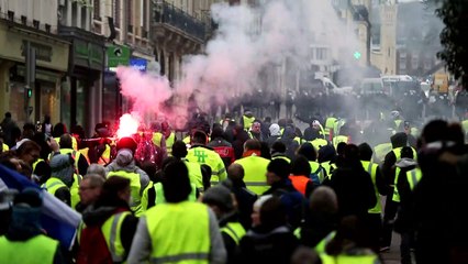 Al menos 50.000 "chalecos amarillos" a la carga en Francia