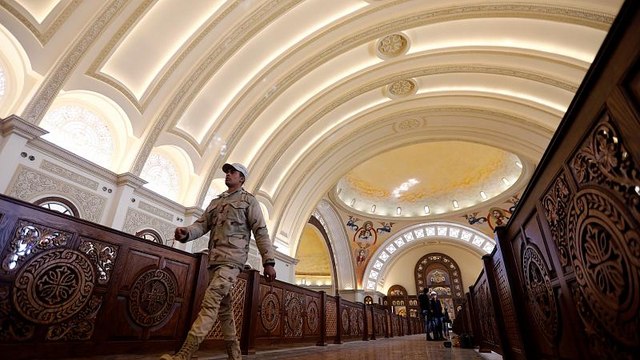 Cairo: bomba esplode nei pressi di una chiesa copta, muore artificiere