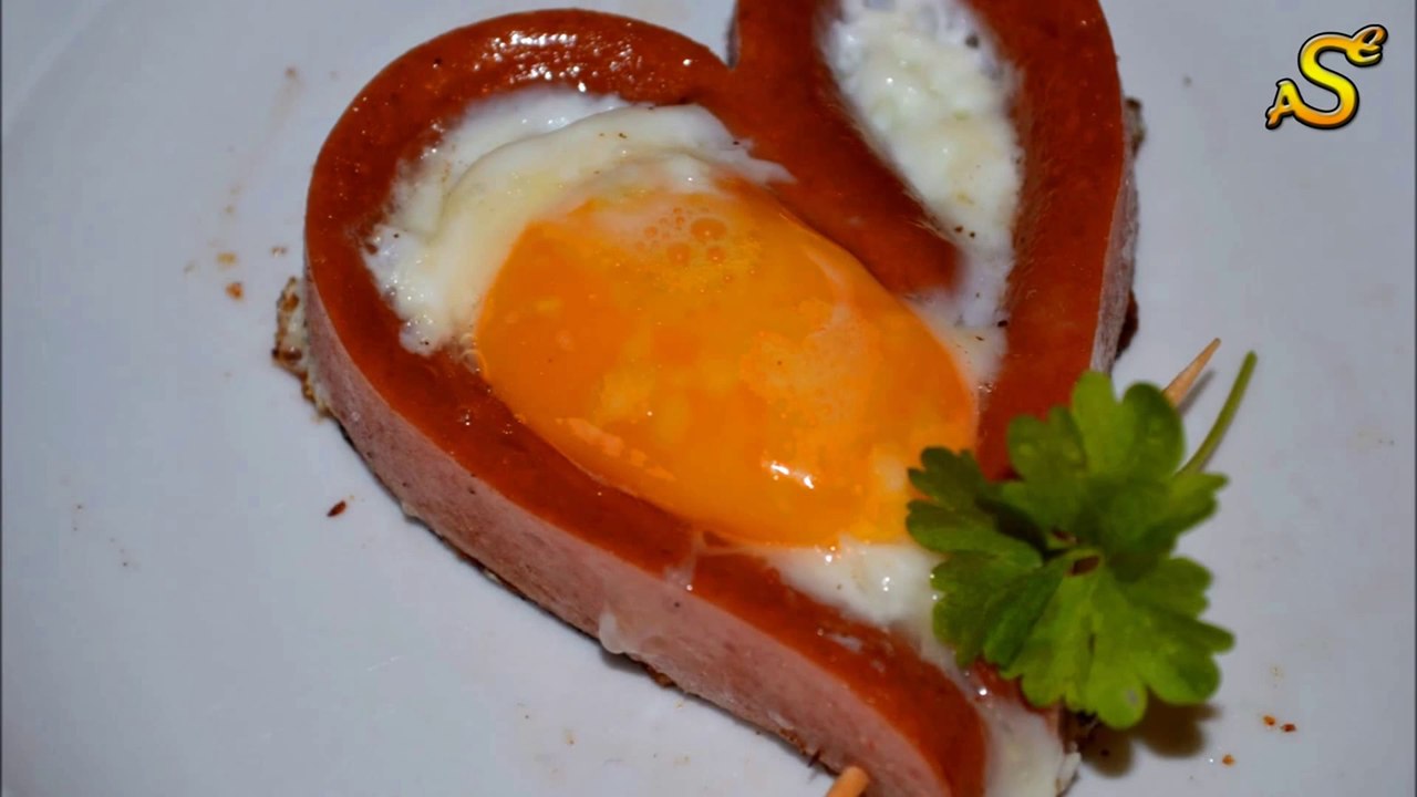 Valentinstag | valentine's day | herz-spiegeleier in würstchen