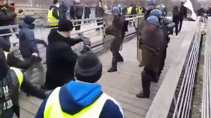 Boxeur gilet jaune contre un CRS [Paris - 06/01/2019]