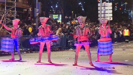 Video herunterladen: Los Reyes Magos apuestan por el ritmo y el derroche de color en Madrid