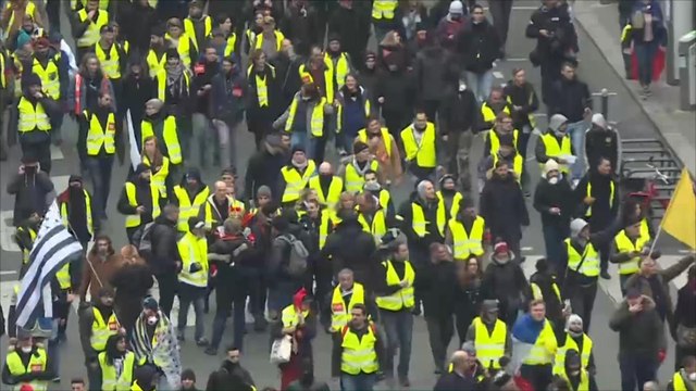 السترات الصفراء تطالب برحيل ماكرون والحكومة تتوعد مرتكبي العنف
