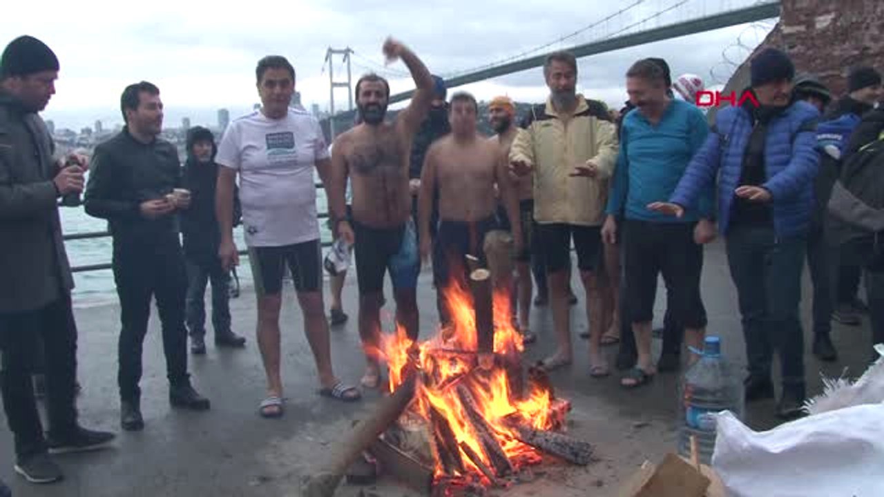 İstanbul- Boğazın Buz Gibi Sulardından Çıkan Yüzücüler Paça Çorbası ile Isındı