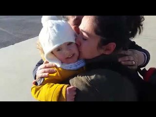 Ora News - Kapitenia kthehet nga Afganistani, e pret djali 2 vjeçar