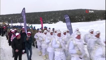 Kars'ta Dondurucu Soğuğa Rağmen Şehitleri Anmak İçin Binlerce Kişi Toplandı
