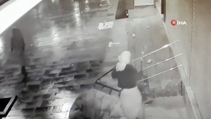 Bağcılar'da bir dükkanın demir korkulukları çalan kızlar kamerada