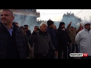 下载视频: Report TV - Mbledhja e qeverisë në Elbasan, militantët e PD e presin me tymuese dhe thirrje: Rama ik