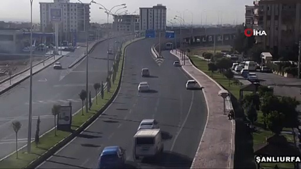 Makas Atan Sürücü Yol Kenarındaki Araca Böyle Çarptı