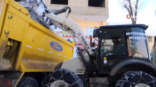 Beline bağladığı iple çatıdaki karları temizledi... Beytüşşebap’ta karla mücadele çalışmaları sürüyor