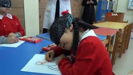 Minik öğrenciler engellilerin karşılaştıkları zorluklara dikkat çekti