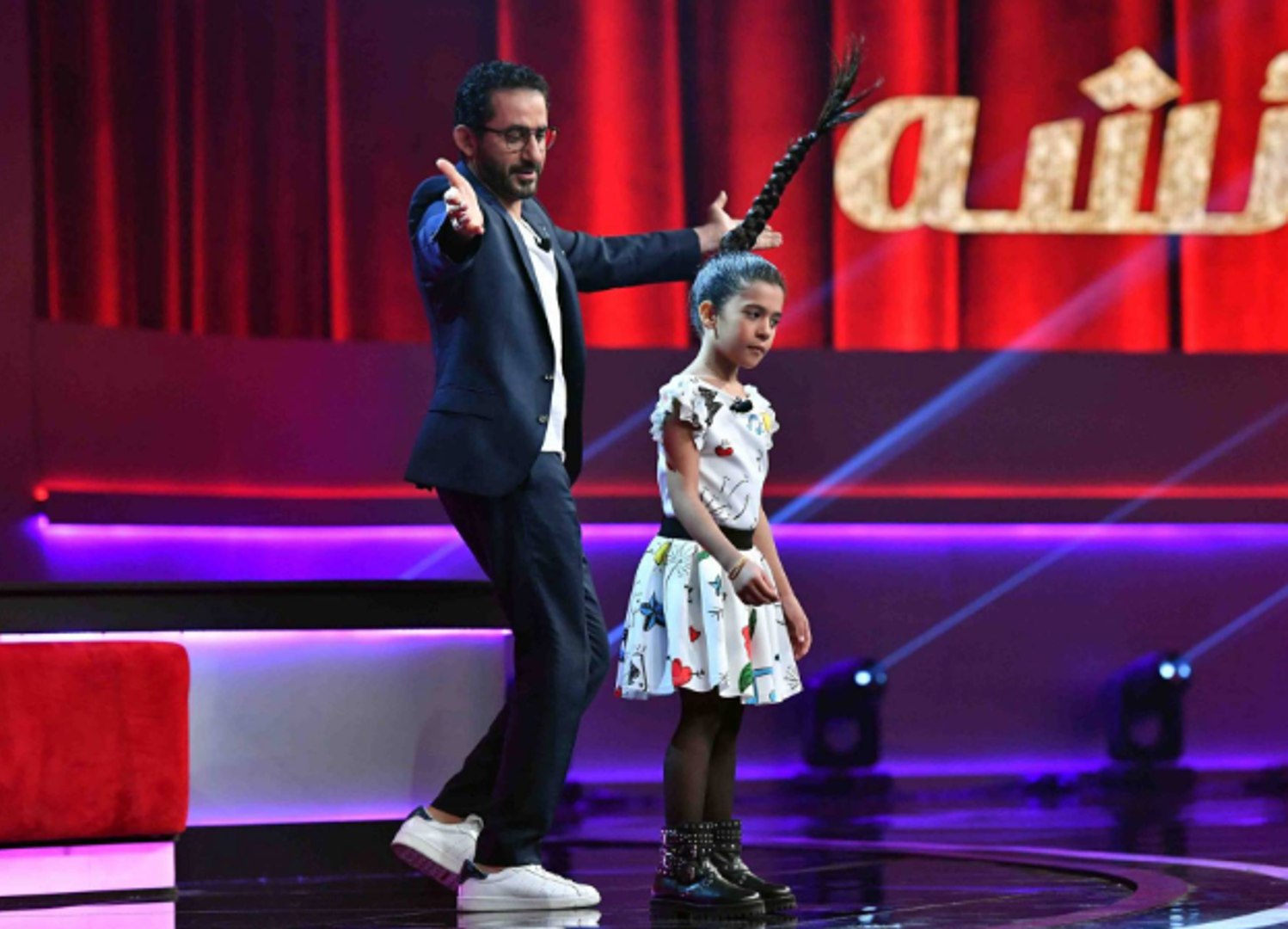 الطفلة عيوش تشعل المسرح بحركتها الشهيرة وأحمد حلمي يدعمها برقصة خليجي! -  فيديو Dailymotion
