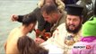 Report TV - Dita e Ujit të Bekuar në Lushnje, të rinjtë sfidojnë të ftohtin për të kapur kryqin