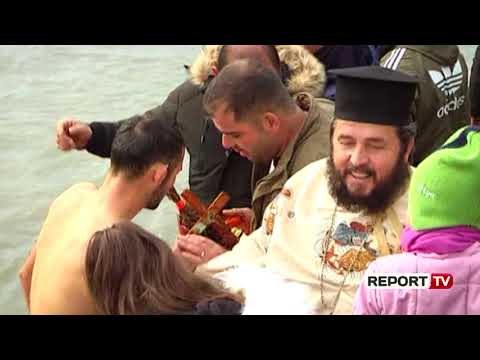 Report TV - Dita e Ujit të Bekuar në Lushnje, të rinjtë sfidojnë të ftohtin për të kapur kryqin