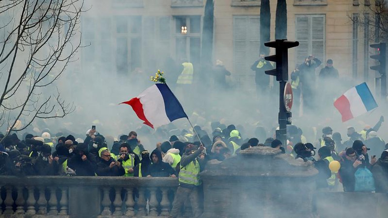 Gilets jaunes : 50 000 manifestants et parfois des heurts violents