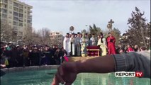 Report TV - Dita e Ujit të Bekuar në Korçë, të rinjtë sfidojnë të ftohtin për të kapur kryqin