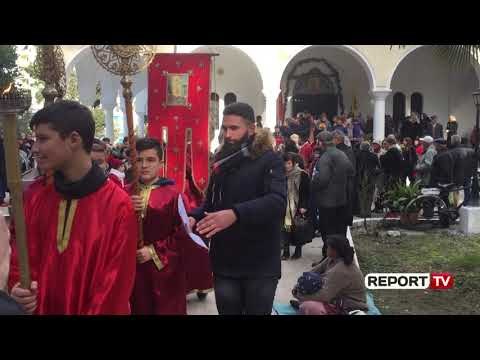 Report TV - Dita e Ujit të Bekuar në Fier, të rinjtë sfidojnë të ftohtin për të kapur kryqin