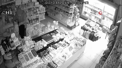 Levye ile otomatik kepengi kıran hırsızlar 8 bin liralık ürün çaldı.. O anlar güvenlik kameralarına yansıdı