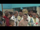 Report TV - Dita e Ujit të Bekuar në Elbasan, të rinjtë sfidojnë të ftohtin për të kapur kryqin