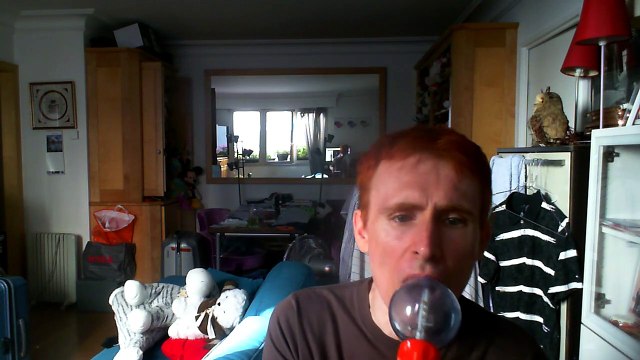 Wiwi égratigne valley girl de Neon Valley