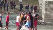 Report TV - Arenë 'boksi' në lumin Osum, të rinjtë e Beratit 'sfidë' për të kapur kryqin