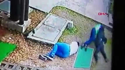 Silahlı soygunculara direnen güvenlik görevlisi kamerada