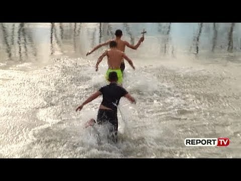 Report TV - Dita e ujit të bekuar, të rinjtë sfidojnë të ftohtin për të kapur kryqin
