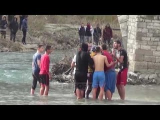 Report TV - Dita e Ujit të Bekuar në Berat, të rinjtë sfidojnë të ftohtin për të kapur kryqin