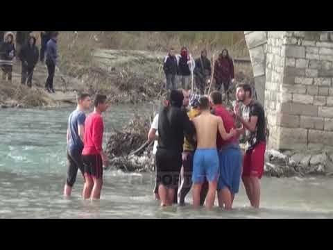 Report TV - Dita e Ujit të Bekuar në Berat, të rinjtë sfidojnë të ftohtin për të kapur kryqin