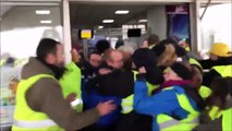 Dole : des affrontements entre les Gilets jaunes et les gendarmes à l’aéroport