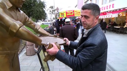 Kolları kırılan ‘Künefe Çeviren Adam’ heykeli kaldırıldı