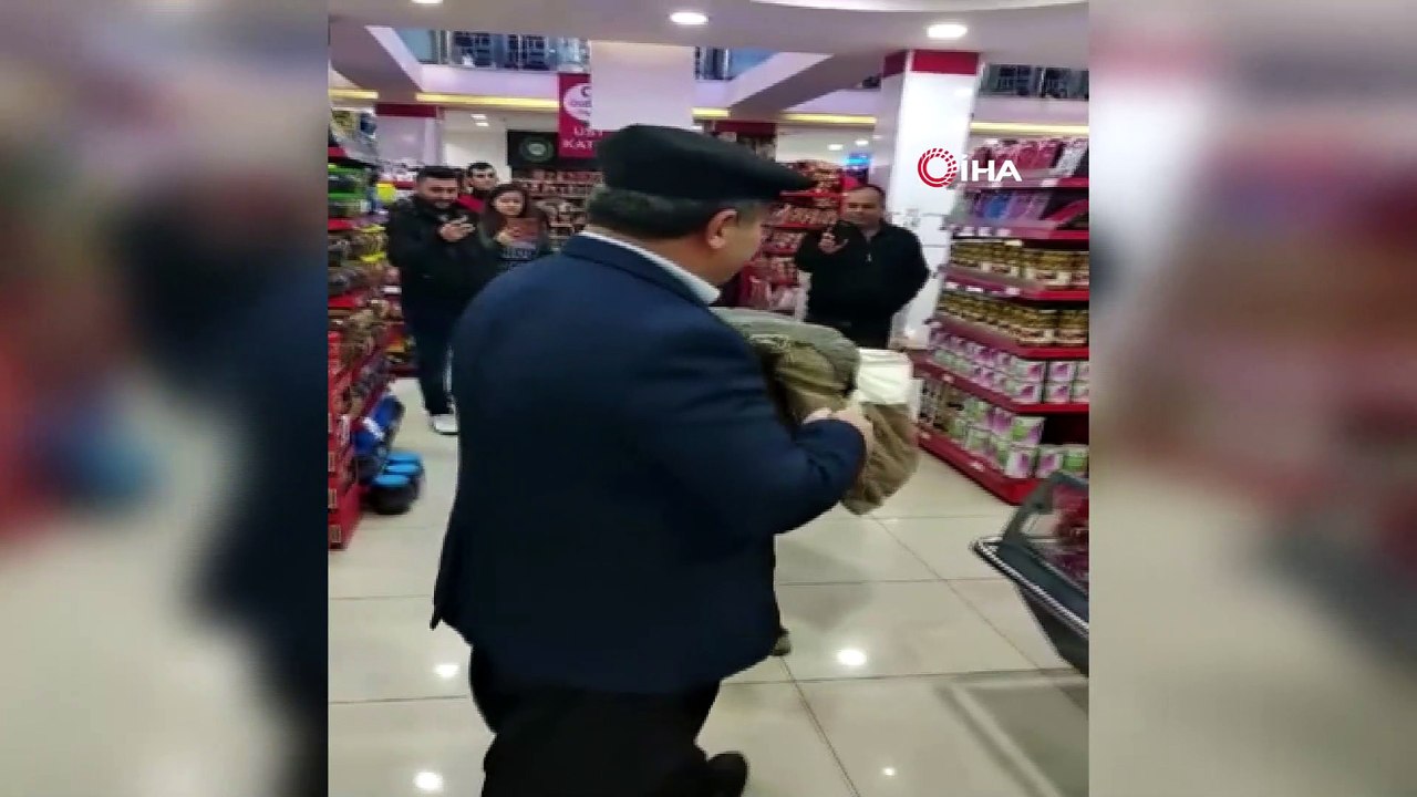 Markete eşekle geldi, poşet yerine heybeyi kullandı