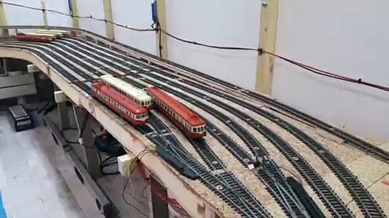 Essai gare cachée avec autorails bogie moteur à l'arrière.