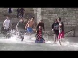 Ora News - Besimtarët e Krishterë festojnë pagëzimin e Jezu Krishtit, hidhen në ujë të ftohtë