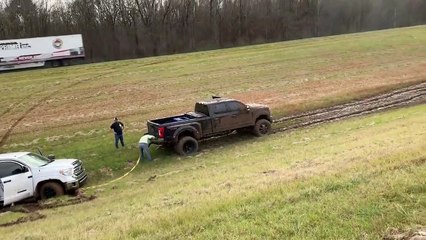 Được Ford F-350 kéo khỏi bãi lầy, Toyota Tundra ăn đủ bùn - Xe 360 - ZING.VN