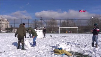 İstanbul - Silivri'de Çocuklar Kar Sevincini Kayarak Yaşadılar