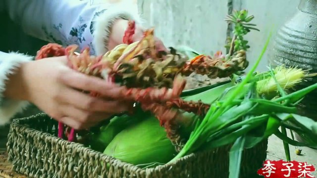 Chinese girl-Chinese food- let’s enjoy a pot of Sichuan stew dried ribs