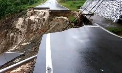 Hujan Deras, Jalan Dekat Kantor Wali Kota Jayapura Longsor