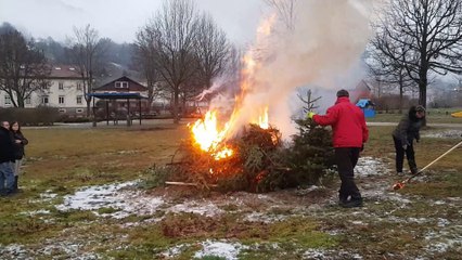 Revivez la mise à feu d’une vingtaine de sapins de Noël sur la place de la Mouline à Bussang