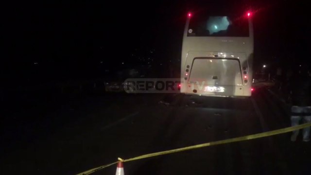 Report Tv - Pamje nga aksidenti në aksin Levan-Tepelenë ku ngelën të vdekur 2 persona