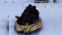 Şişme botla kar üzerinde tehlikeli yolculuk kamerada