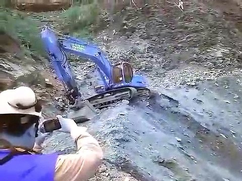 Un conducteur de pelleteuse fou ou très talentueux... Descente de montagne!