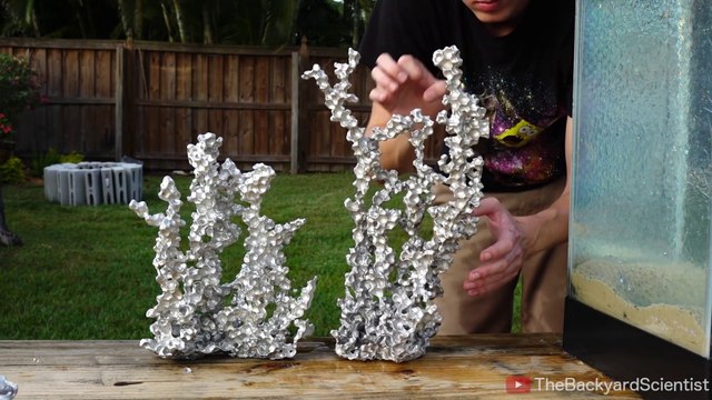 Il coule de l'aluminium en fusion dans un aquarium plein de billes d'eau et ce qui en sort est génial